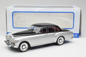 Rolls-Royce Silver Cloud III Mulliner Srebrna & Črn MCG 1:18 MCG18128 Kovina – slika 6 od 6