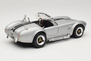 Shelby Cobra 427S/C Srebrna S Črnimi Progami Road Signature 1:18 92058 Kovina – slika 3 od 8