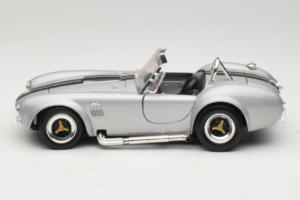 Shelby Cobra 427S/C Srebrna S Črnimi Progami Road Signature 1:18 92058 Kovina – slika 4 od 8