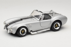 Shelby Cobra 427S/C Srebrna S Črnimi Progami Road Signature 1:18 92058 Kovina