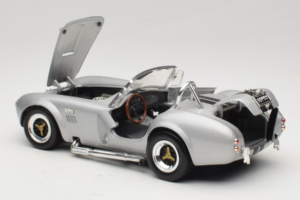Shelby Cobra 427S/C Srebrna S Črnimi Progami Road Signature 1:18 92058 Kovina – slika 5 od 8