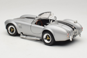 Shelby Cobra 427S/C Srebrna S Črnimi Progami Road Signature 1:18 92058 Kovina – slika 7 od 8