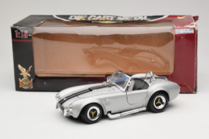 Shelby Cobra 427S/C Srebrna S Črnimi Progami Road Signature 1:18 92058 Kovina – slika 8 od 8