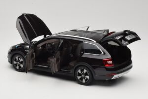 Skoda Octavia Mk4 Combi Rjava Paudi Model 1:18 ZMR000005BRA Kovina – slika 5 od 8