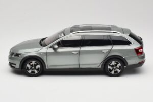Skoda Octavia Mk4 Combi Zelena Paudi Model 1:18 ZMR000005GRU Kovina – slika 4 od 8