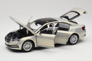 Skoda Superb Mk3 Zlata Paudi Model 1:18 ZSS000006GOLD Kovina – slika 2 od 8