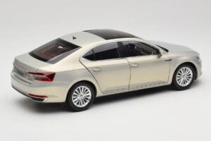 Skoda Superb Mk3 Zlata Paudi Model 1:18 ZSS000006GOLD Kovina – slika 3 od 8