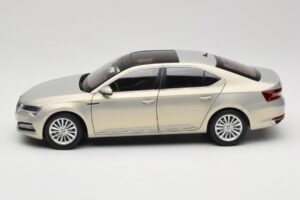 Skoda Superb Mk3 Zlata Paudi Model 1:18 ZSS000006GOLD Kovina – slika 4 od 8