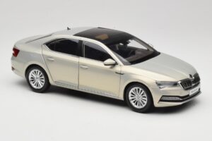 Skoda Superb Mk3 Zlata Paudi Model 1:18 ZSS000006GOLD Kovina – slika 6 od 8