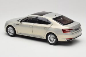 Skoda Superb Mk3 Zlata Paudi Model 1:18 ZSS000006GOLD Kovina – slika 7 od 8