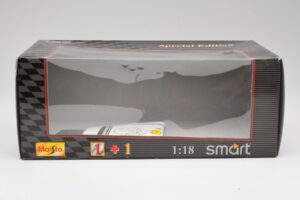 Smart Fortwo Črn & Bel Maisto 1:18 56045 Kovina – slika 3 od 3