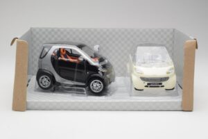 Smart Fortwo Črn & Bel Maisto 1:18 56045 Kovina