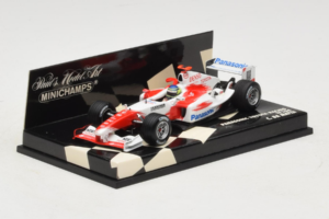 Toyota TF104 Panasonic #16 C. da Matta Panasonic Toyota Racing 2004 Minichamps 1:43 400040016 Kovina – slika 2 od 5