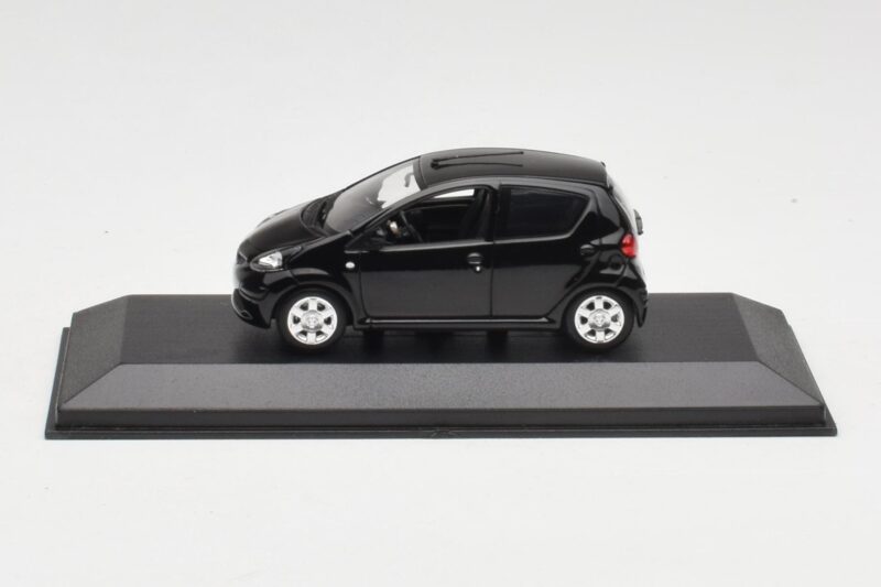 Toyota Aygo AB10 Črna Minichamps 1:43 400166401 Kovina