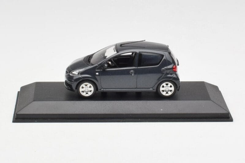 Toyota Aygo AB10 Grey Metallic Minichamps 1:43 AYGO001 Kovina