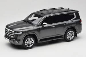 Toyota Land Cruiser LC300 ZX Siv LCD 1:18 LCD18013-ZX-GR Kovina