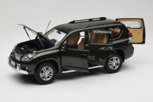 Toyota Land Cruiser Prado J150 Zelena Paudi Model 1:18 623132-GR Kovina – slika 2 od 8
