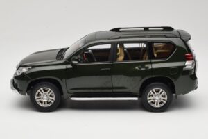 Toyota Land Cruiser Prado J150 Zelena Paudi Model 1:18 623132-GR Kovina – slika 4 od 8