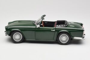 Triumph TR4 British Racing Green Revell 1:18 08827-T1 Kovina – slika 4 od 8