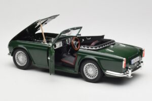 Triumph TR4 British Racing Green Revell 1:18 08827-T1 Kovina – slika 5 od 8