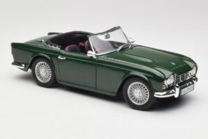 Triumph TR4 British Racing Green Revell 1:18 08827-T1 Kovina – slika 6 od 8