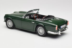 Triumph TR4 British Racing Green Revell 1:18 08827-T1 Kovina – slika 7 od 8