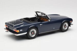 Triumph TR6 PI Temno Moder Minichamps 1:18 155132032 Kovina – slika 2 od 6