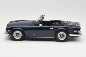 Triumph TR6 PI Temno Moder Minichamps 1:18 155132032 Kovina – slika 3 od 6