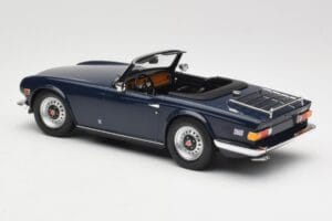 Triumph TR6 PI Temno Moder Minichamps 1:18 155132032 Kovina – slika 5 od 6