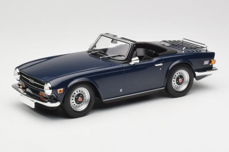 Triumph TR6 PI Temno Moder Minichamps 1:18 155132032 Kovina