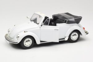 Volkswagen 1302 LS Kabriolet Bela Revell 1:18 08415 Kovina – slika 2 od 8