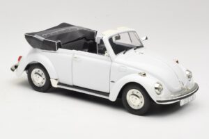 Volkswagen 1302 LS Kabriolet Bela Revell 1:18 08415 Kovina – slika 6 od 8