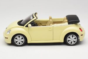 Volkswagen Beetle Kabriolet Rumena Gate 1:18 VW24108 Kovina – slika 4 od 8