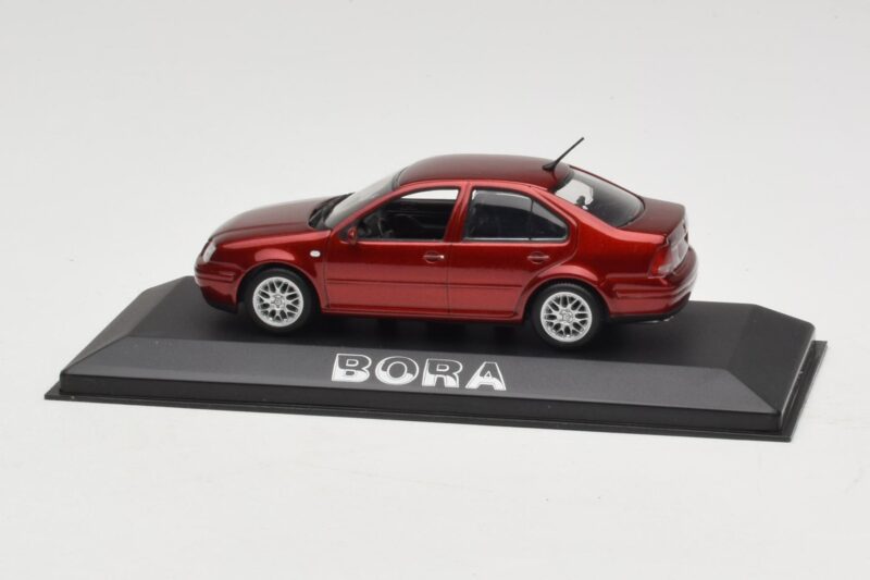 Volkswagen Bora Mk4 Red Metallic Minichamps 1:43 VW003 Kovina