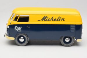 Volkswagen T1 Combi Michelin Črn & Rumen Solido 1:18 9406 Kovina – slika 4 od 8