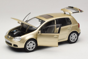 Volkswagen Golf Mk5 Light Bronze Metallic Bburago 1:18 09930201W Kovina – slika 2 od 8