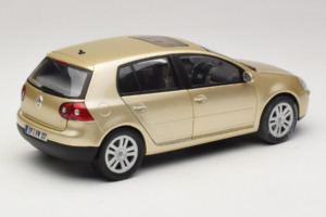 Volkswagen Golf Mk5 Light Bronze Metallic Bburago 1:18 09930201W Kovina – slika 3 od 8