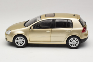 Volkswagen Golf Mk5 Light Bronze Metallic Bburago 1:18 09930201W Kovina – slika 4 od 8