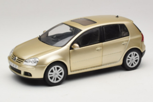 Volkswagen Golf Mk5 Light Bronze Metallic Bburago 1:18 09930201W Kovina
