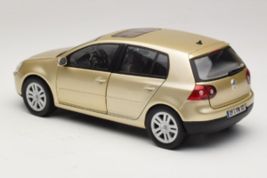 Volkswagen Golf Mk5 Light Bronze Metallic Bburago 1:18 09930201W Kovina – slika 7 od 8
