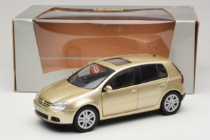 Volkswagen Golf Mk5 Light Bronze Metallic Bburago 1:18 09930201W Kovina – slika 8 od 8