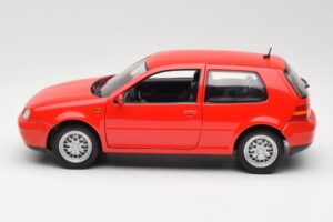 Volkswagen Golf Mk4 GTI Rdeč Revell 1:18 08943 Kovina – slika 4 od 8