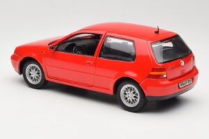 Volkswagen Golf Mk4 GTI Rdeč Revell 1:18 08943 Kovina – slika 7 od 8