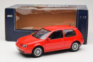 Volkswagen Golf Mk4 GTI Rdeč Revell 1:18 08943 Kovina – slika 8 od 8
