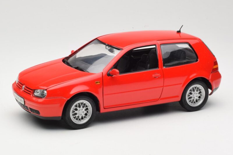 Volkswagen Golf Mk4 GTI Rdeč Revell 1:18 08943 Kovina