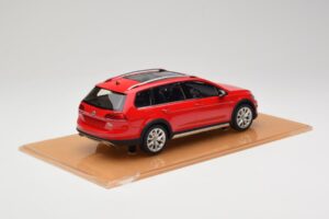 Volkswagen Golf Mk7 Alltrack Tornado Red DNA 1:18 DNA000035 Smola – slika 2 od 6