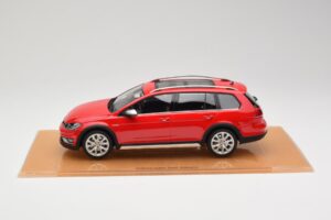 Volkswagen Golf Mk7 Alltrack Tornado Red DNA 1:18 DNA000035 Smola – slika 3 od 6