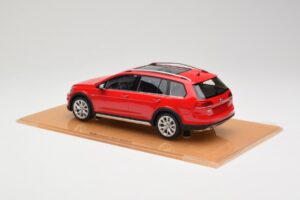 Volkswagen Golf Mk7 Alltrack Tornado Red DNA 1:18 DNA000035 Smola – slika 5 od 6
