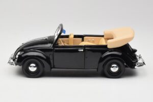 Volkswagen Hrošč Kabriolet Črn Maisto 1:18 37800-M6 Kovina – slika 4 od 8