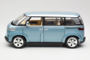 Volkswagen Microbus Concept Svetlozelena Revell 1:18 08444 Kovina – slika 4 od 8